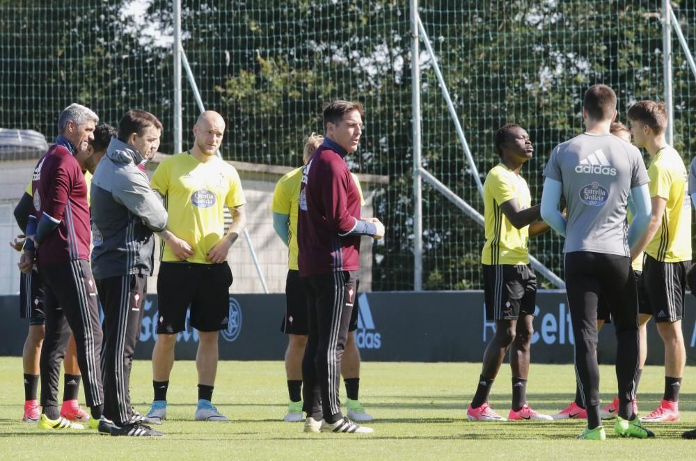 El entrenador argentino estuvo de buen humor y participó en los ejercicios junto a los jugadores en su último entrenamiento en A Madroa