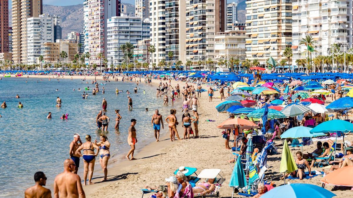 La playa de Benidorm llena durante la segunda semana de octubre