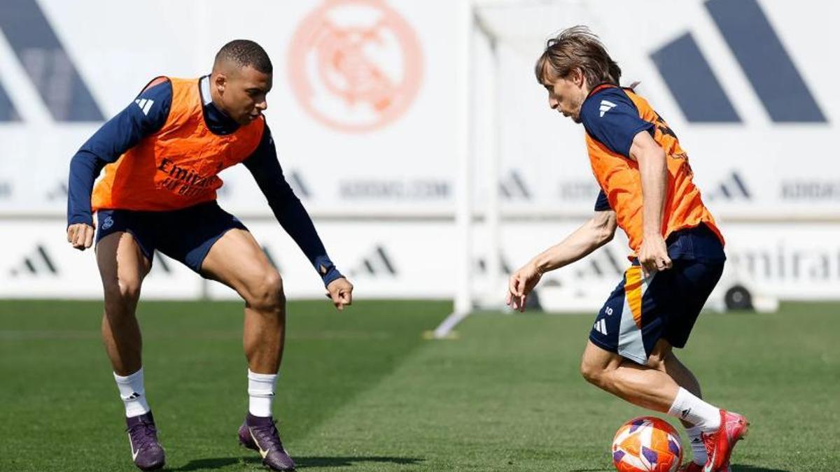 Modric encara a Mbappé en el entrenamiento de este miércoles en Valdebebas