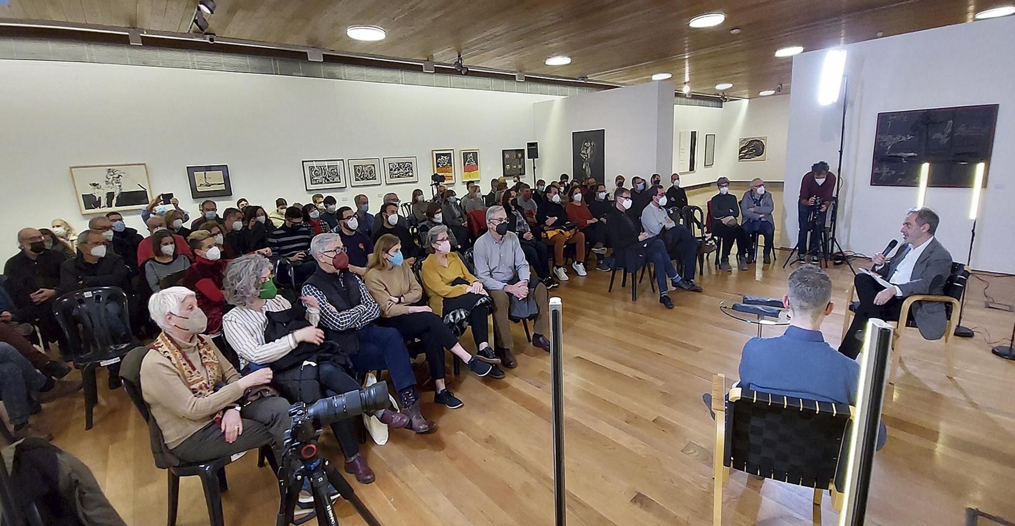 La sala de exposiciones temporal del Museu de Belles Arts acogió la charla con el director del Reina Sofía.