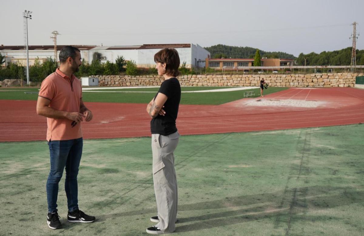 El alcalde y la concejala de Deportes en la pista de atletismo del complejo que se beneficiará de la licitación.