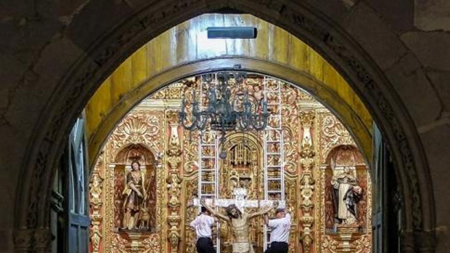 El Cristo se despide de sus feligreses para subir a su altar