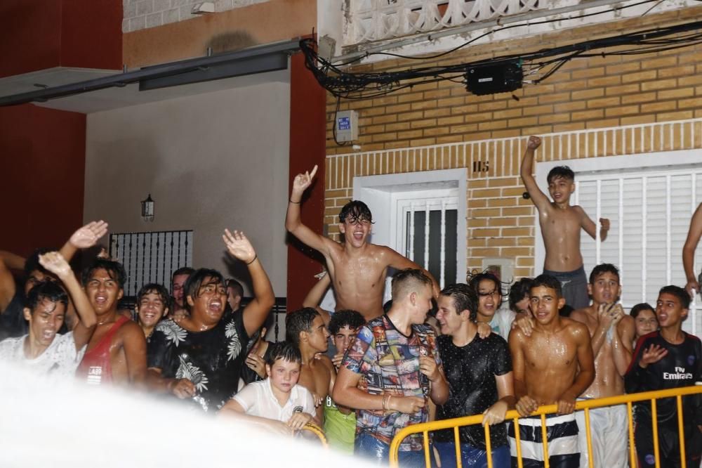 Cientos de personas, la mayoría adolescentes que quisieron disfrutar de la "cremá" y posterior "bañá" de los bomberos, se acercaron al barrio del Calvario para ver arder su hoguera