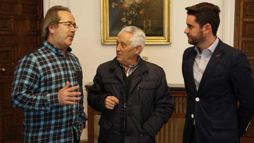 Francisco Guarido y Antidio Fagúndez charlan con Artemio Pérez.