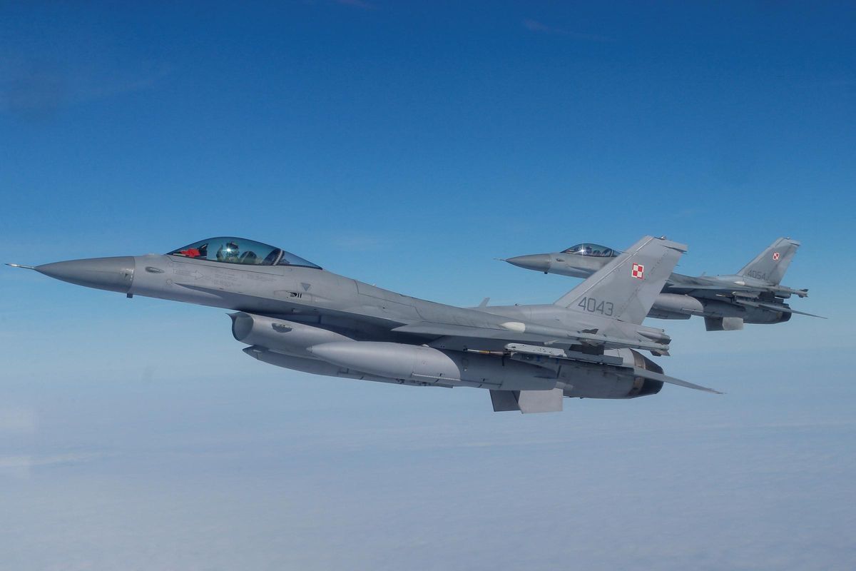 aviones de combate en formación
