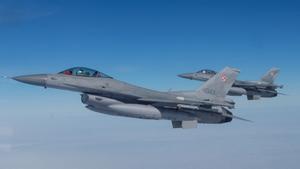 21 de marzo de 2023.- Cazabombarderos F16 durante un ejercicio de la OTAN en Malbork, Polonia.