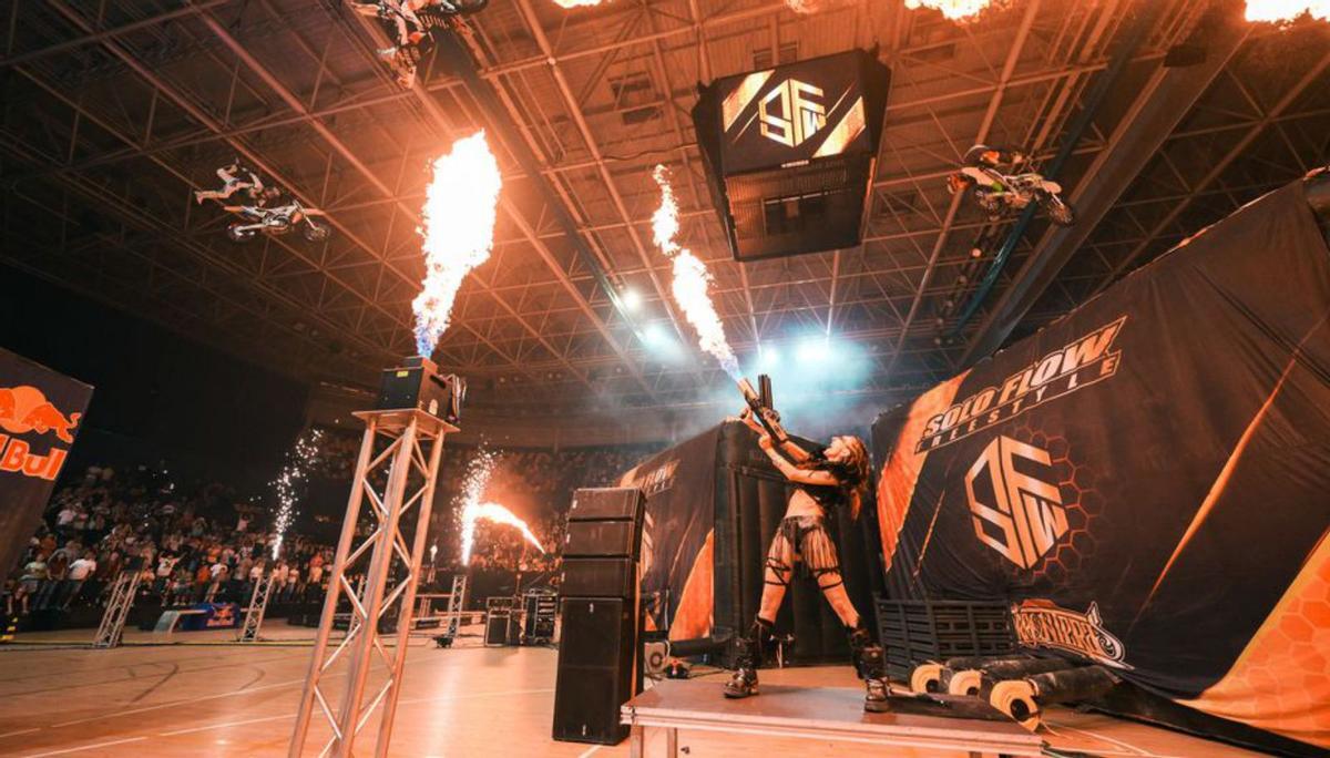 Los pilotos realizan piruetas de alto riesgo.