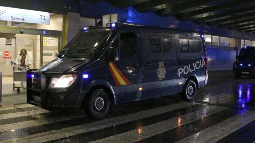 Dues furgonetes de la Policia Nacional davant d&#039;una de les entrades de la T1 a l&#039;aeroport de Barajas de Madrid