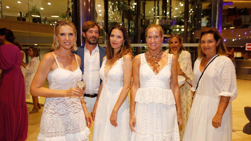 La revista Woman celebra su 30 aniversario con un desfile de Adlib Ibiza en los jardines de Diario de Ibiza