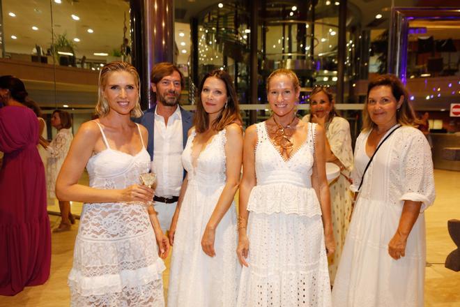 La revista Woman celebra su 30 aniversario con un desfile de Adlib Ibiza en los jardines de Diario de Ibiza