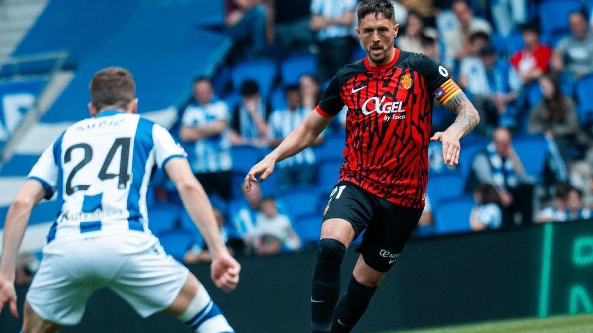 Raíllo conduce el balón.