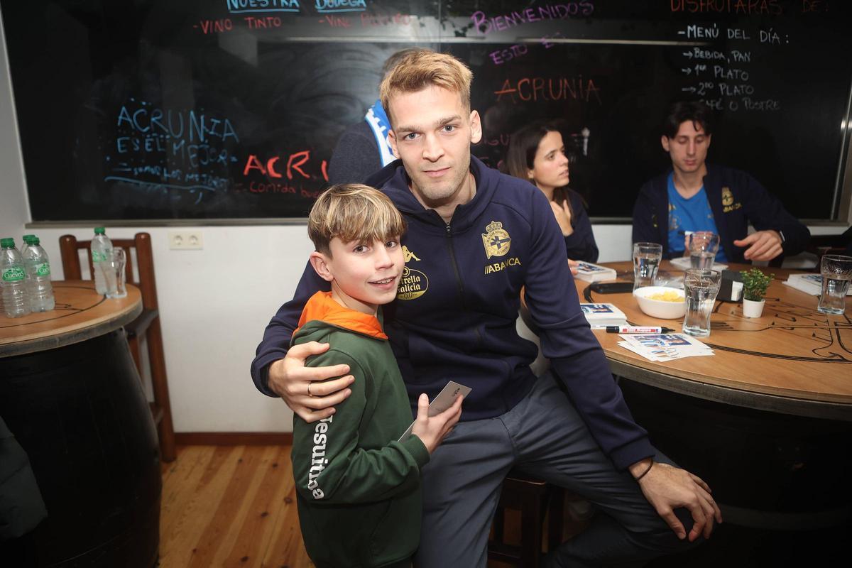 Inaugurada la peña deportivista Acrunia en Vioño