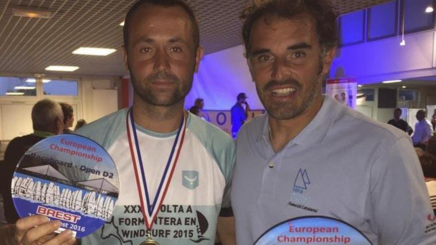 Juan y Colomar muestran los trofeos conseguidos en la cita celebrada en aguas francesas.