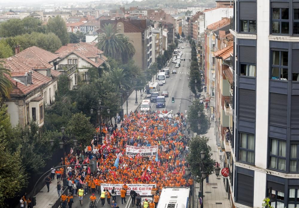 Los trabajadores de Vesuvius marchan a pie desde la fábrica de Riaño hasta la Junta