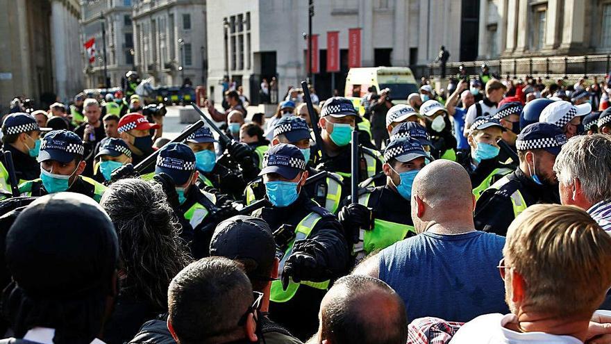 Londres Una trentena de detinguts en una protesta contra el confinament