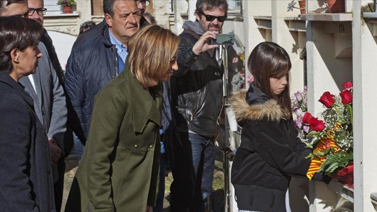 Carme Chacón acompaña a la nieta de Ernest Lluch que deposita un ramo de flores en la tumba de su abuelo, en Maià de de Moncal