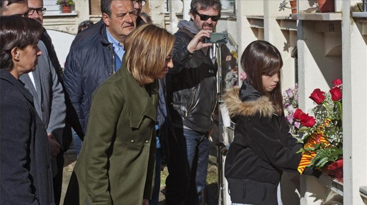 Carme Chacón acompanya la néta d’Ernest Lluch, que diposita un ram de flors a la tomba del seu avi, a Maià de Moncal.