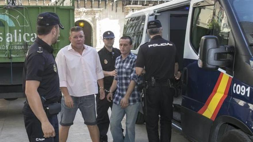 Los dos acusados al llegar ayer a la Audiencia de Alicante.