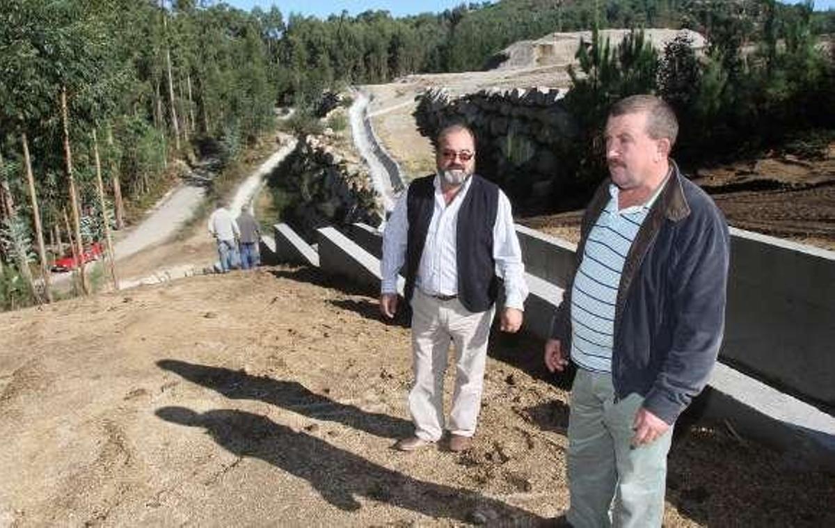 Silvino Magariños (d) junto a otro vecino de San Lourenzo. // J.L.Oubiña