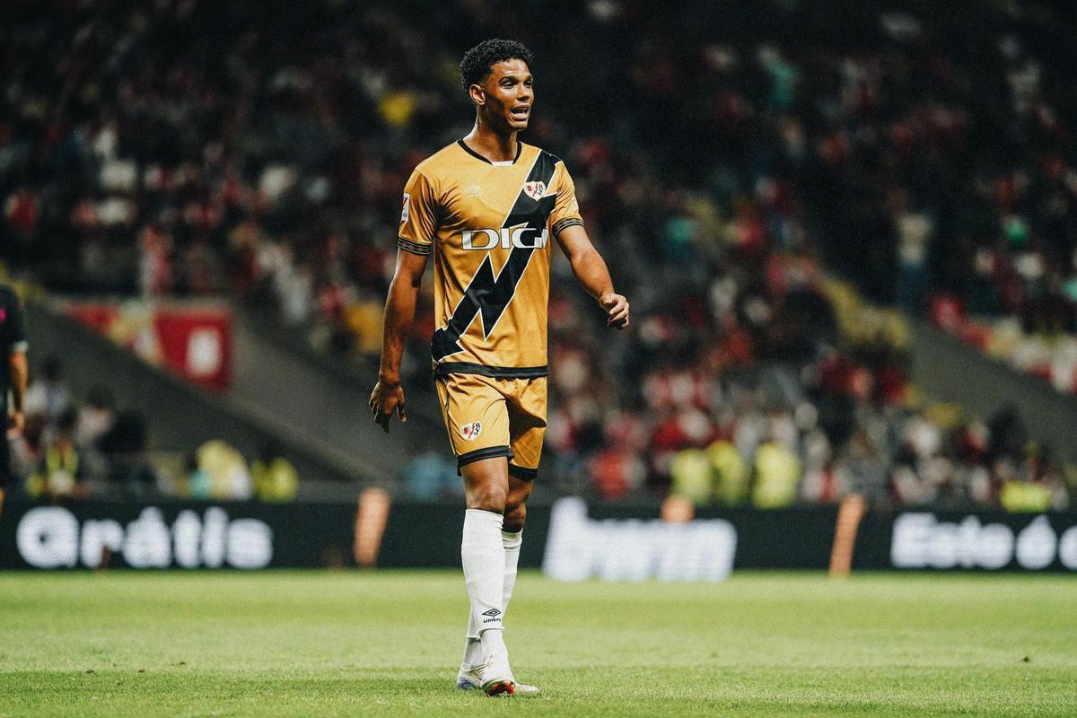 Etienne Etho´o con la camiseta del Rayo