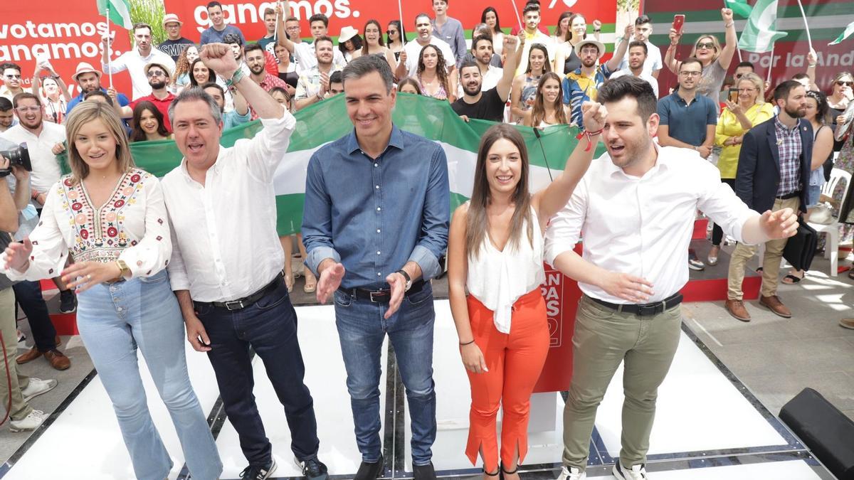 Pedro Sánchez junto a Juan Espadas y los candidatos malagueños del PSOE-A, este sábado.