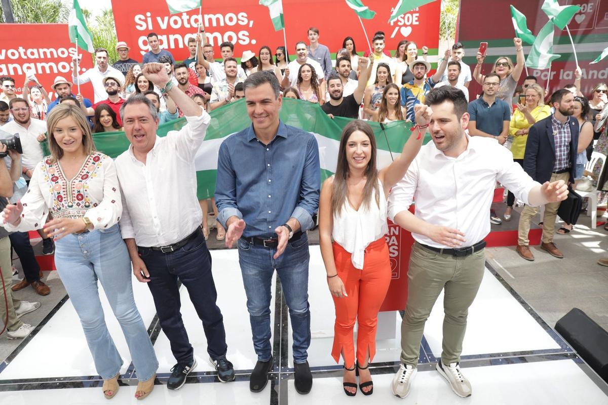 Pedro Sánchez junto a Juan Espadas y los candidatos malagueños del PSOE-A, este sábado.