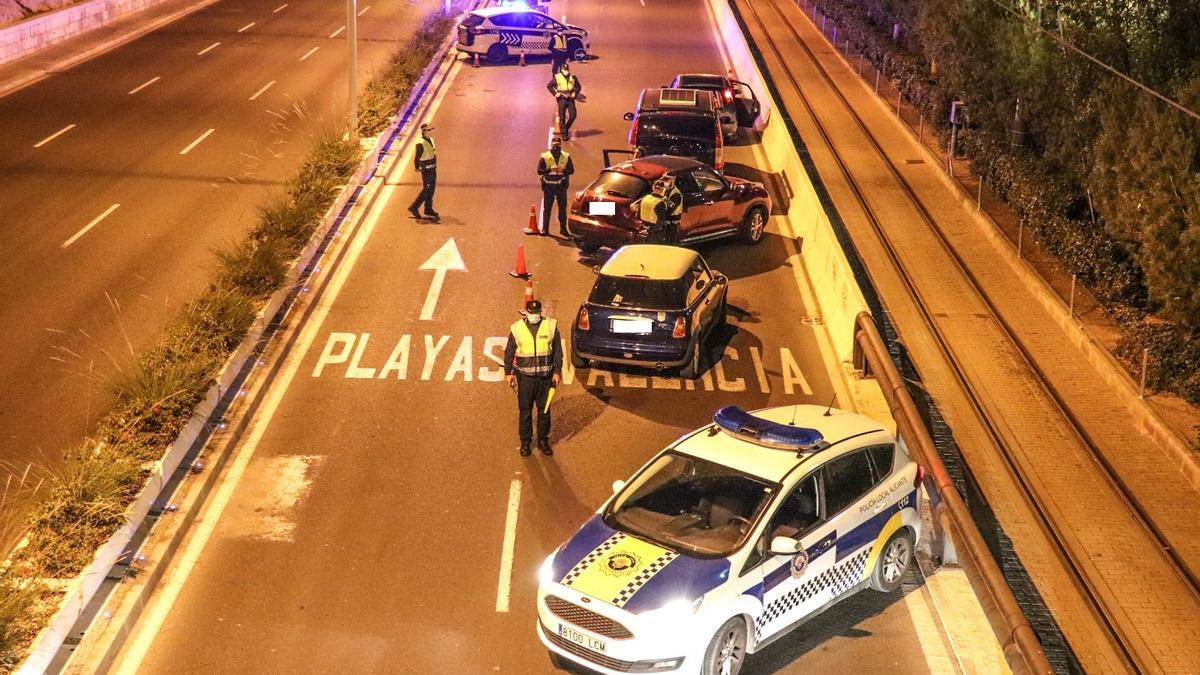 Uno de los controles desplegados por la Policía Local de Alicante