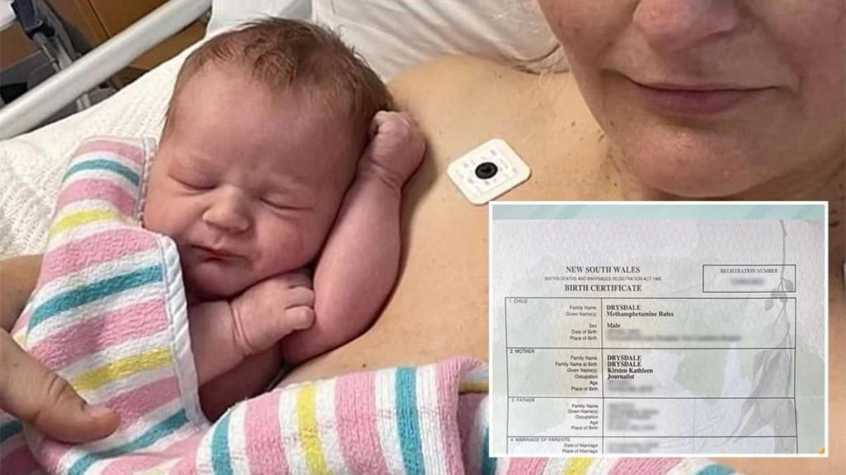Madre e hijo junto con el registro de nacimiento.