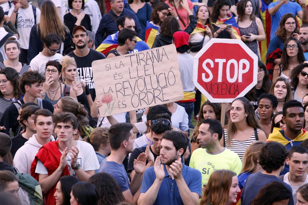 Manifestació històrica a Girona per rebutjar la violència policial l'1-O