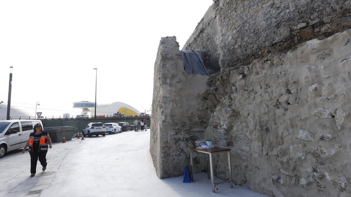 Parte de la muralla medieval de Avilés recuperada recientemente.