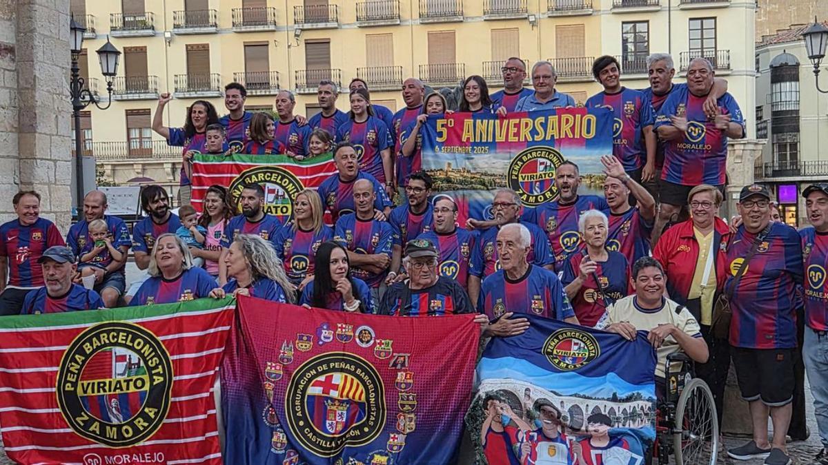 Foto de familia en la Plaza Mayor de Zamora de la Peña Barcelonista Viriato, el pasado año. | CEDIDA