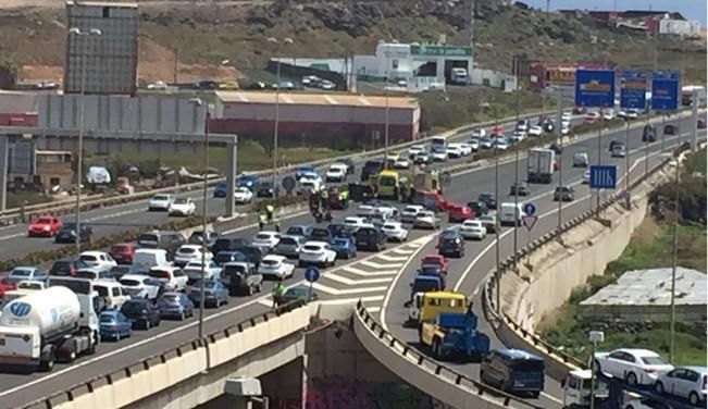 Colapso en la GC-1 por varios accidentes