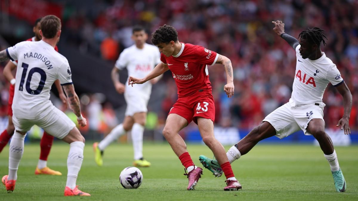 Bajcetic volvió a tener minutos en el duelo ante el Tottenham