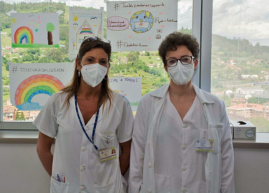 Marta Roces, supervisora de Neumología, y Clara Isabel Sánchez,  supervisora de Medicina Interna, ayer, en el Hospital Central (HUCA). | LNE