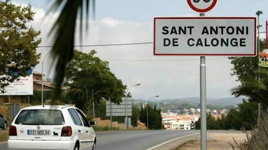 Imatge d&#039;arxiu dels senyals que indiquen l&#039;entrada al poble de Sant Antoni.