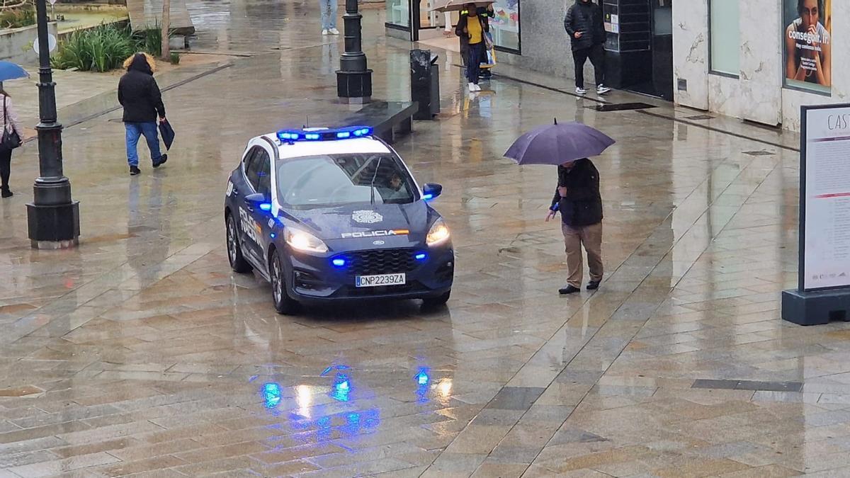 Un vehículo policial en la vilagarciana plaza de Galicia.
