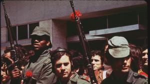 Imagen de la revolución de los claveles de Portugal, en 1974.