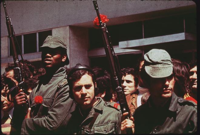 Imagen de la revolución de los claveles de Portugal, en 1974.