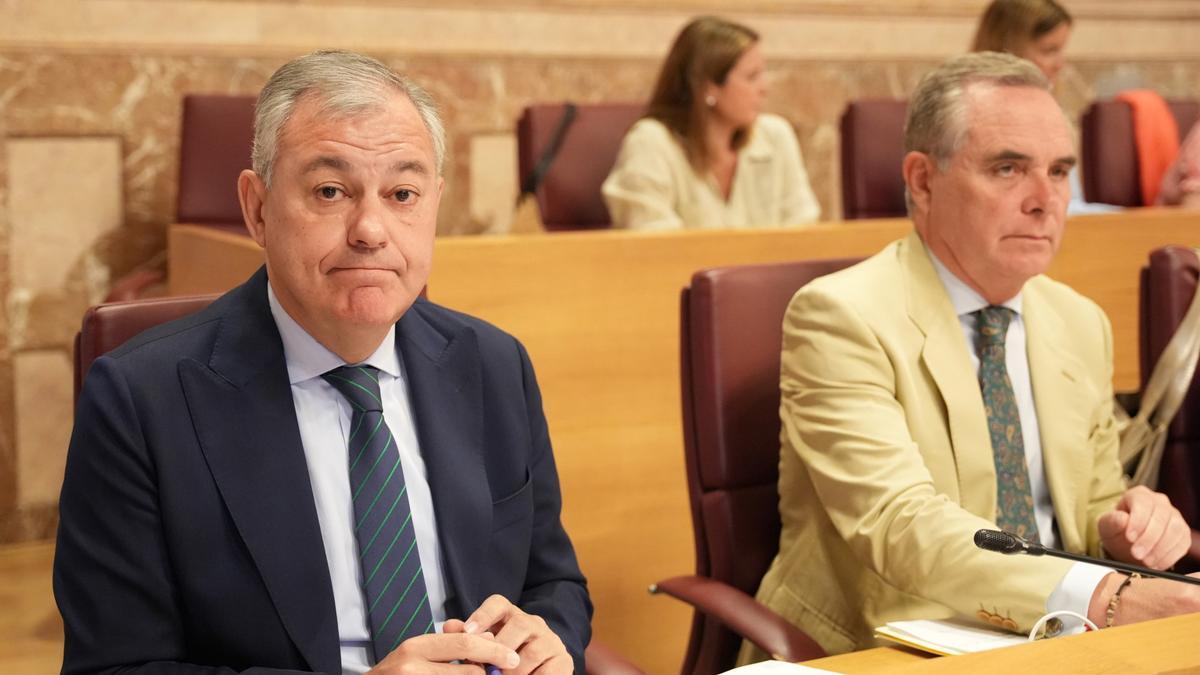 El alcalde, José Luis Sanz, junto al edil de Hacienda, Juan Bueno, en el pleno ordinario de este jueves