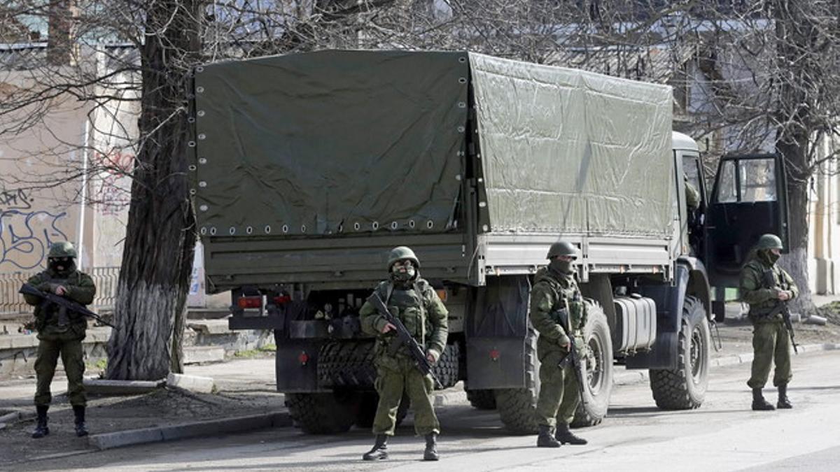 Soldados sin identificación patrullan por el centro de Simferopol, capital de Crimea, este sábado