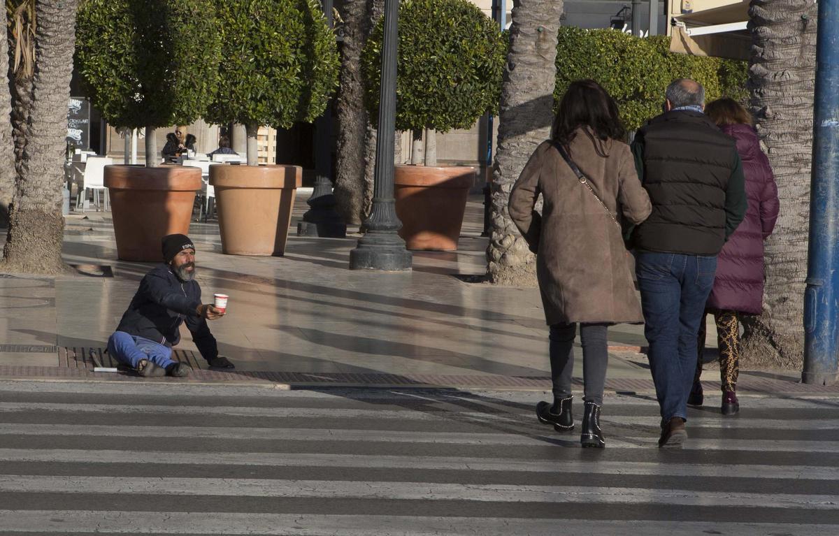 La víctima pidiendo dinero en la Explanada cuando ejercía la mendicidad.