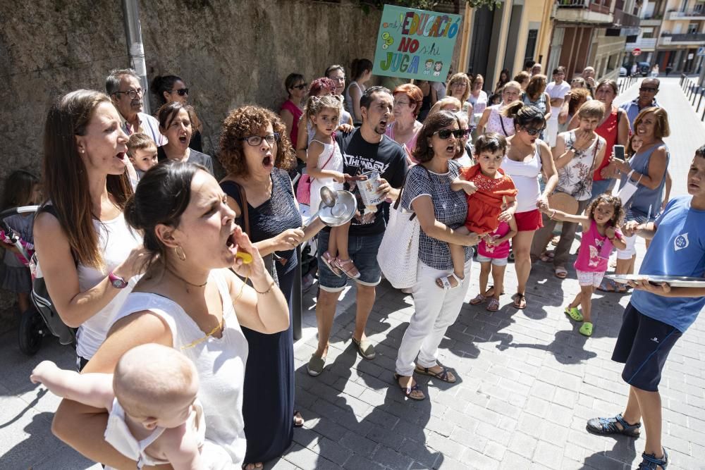 Un centenar de colomencs protesten pel tancament d'una escola bressol