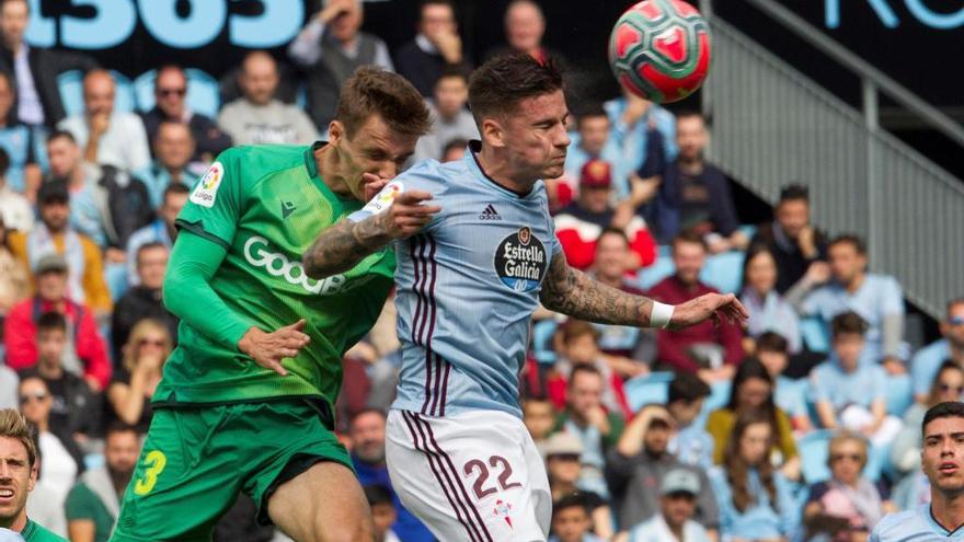 Santi Mina cabecea ante Llorente. // Efe