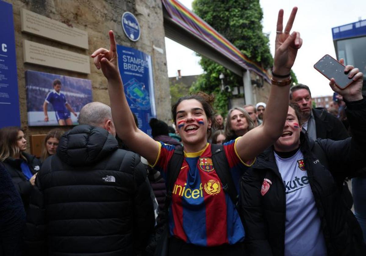 Animación de las seguidoras del Barça antes del partido