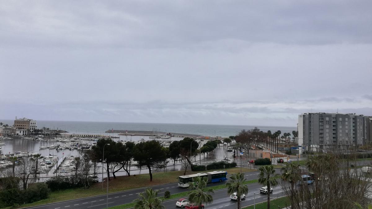 Am Samstagvormittag regnet es am Portixol in Palma de Mallorca.