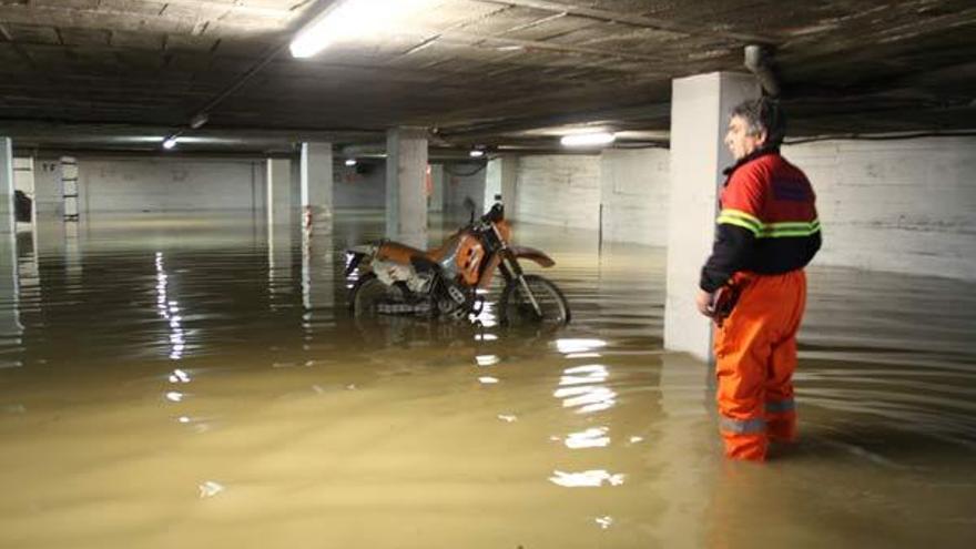 En Cangas hubo inundaciones en varios garajes.  // Carmen Giménez