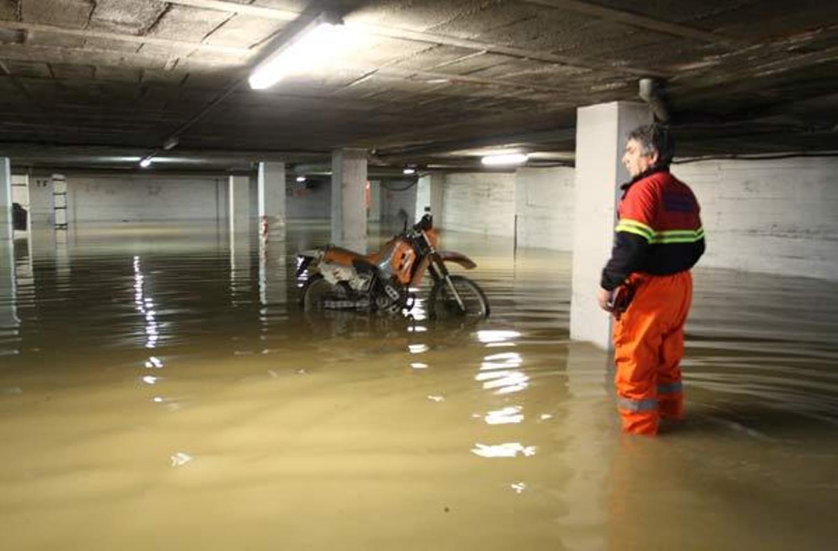 En Cangas hubo inundaciones en varios garajes. // Carmen Giménez