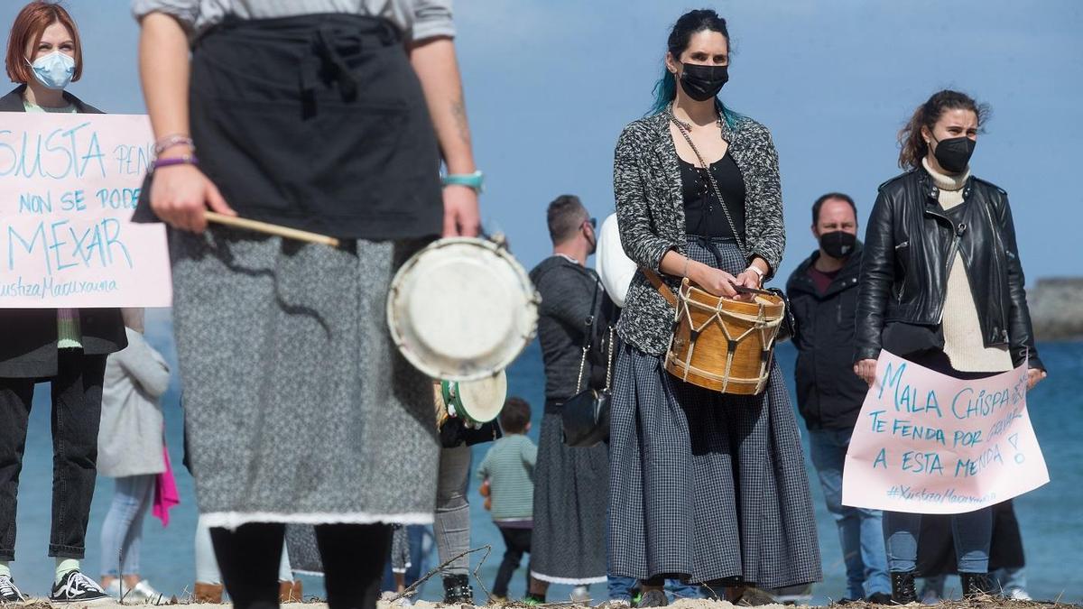 Mujeres, en una protesta contra la difusión de las imágenes