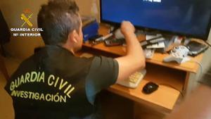 Un guardia civil, en una operación de pornografía infantil.