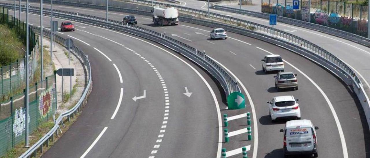 Vehículos circulando por la carretera de los túneles de Riaño.